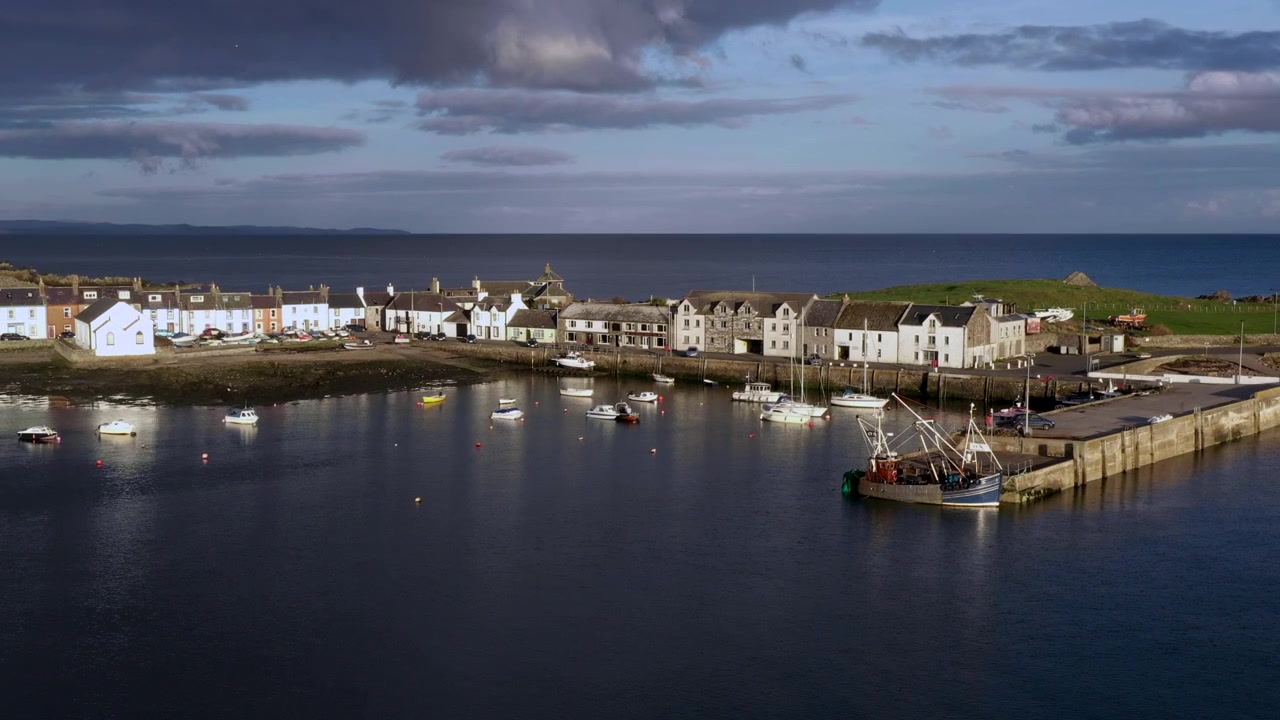 Una vista del pequeño pueblo escocés de Isle of Whithorn en Dumfries y Galloway con pequeñas embarcaciones ancladas en el puerto