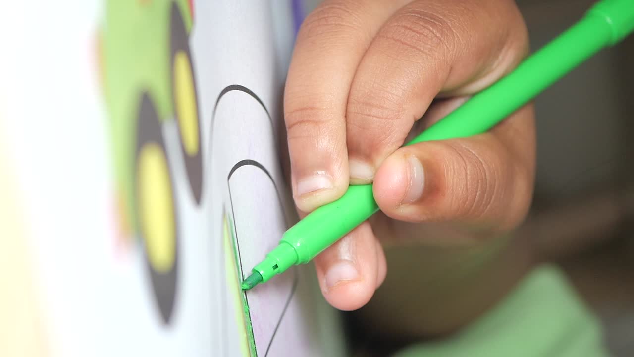 그림을 칠하는 아이