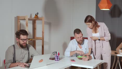 reunión de negocios o colaboración en una oficina moderna