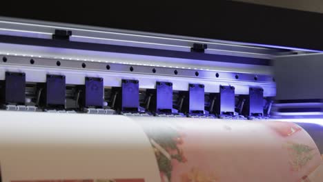impresora uv digital moderna de gran formato. tecnologías de producción de impresión. el pinado uv es el proceso de aplicar una dosis de luz ultravioleta de baja intensidad a una tinta curable uv