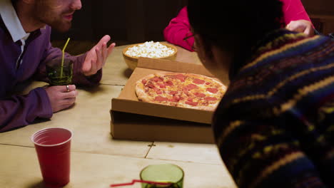 Gente-Comiendo-Pizza