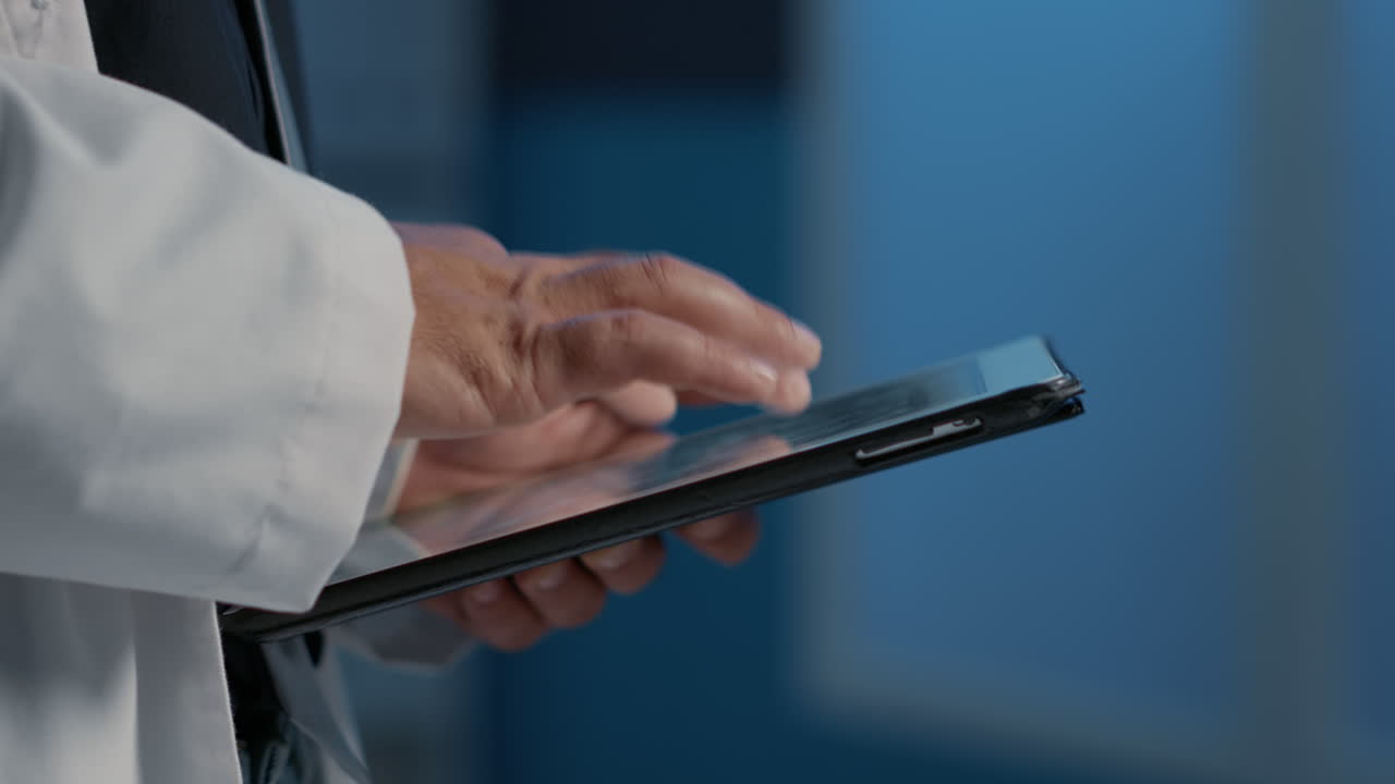 médico que usa una tableta
