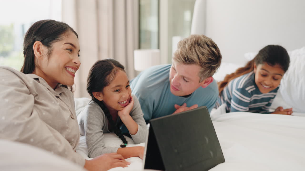 웃음, 태블릿과 침실에서 가족과 함께 아침