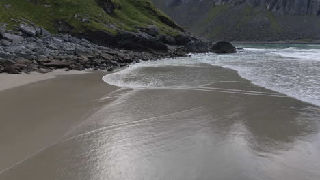 Una-Toma-Que-Comienza-Cerca-De-La-Playa,-Vuela-Cerca-De-La-Ladera-De-La-Montaña-Y-Revela-Otra-Hermosa-Playa