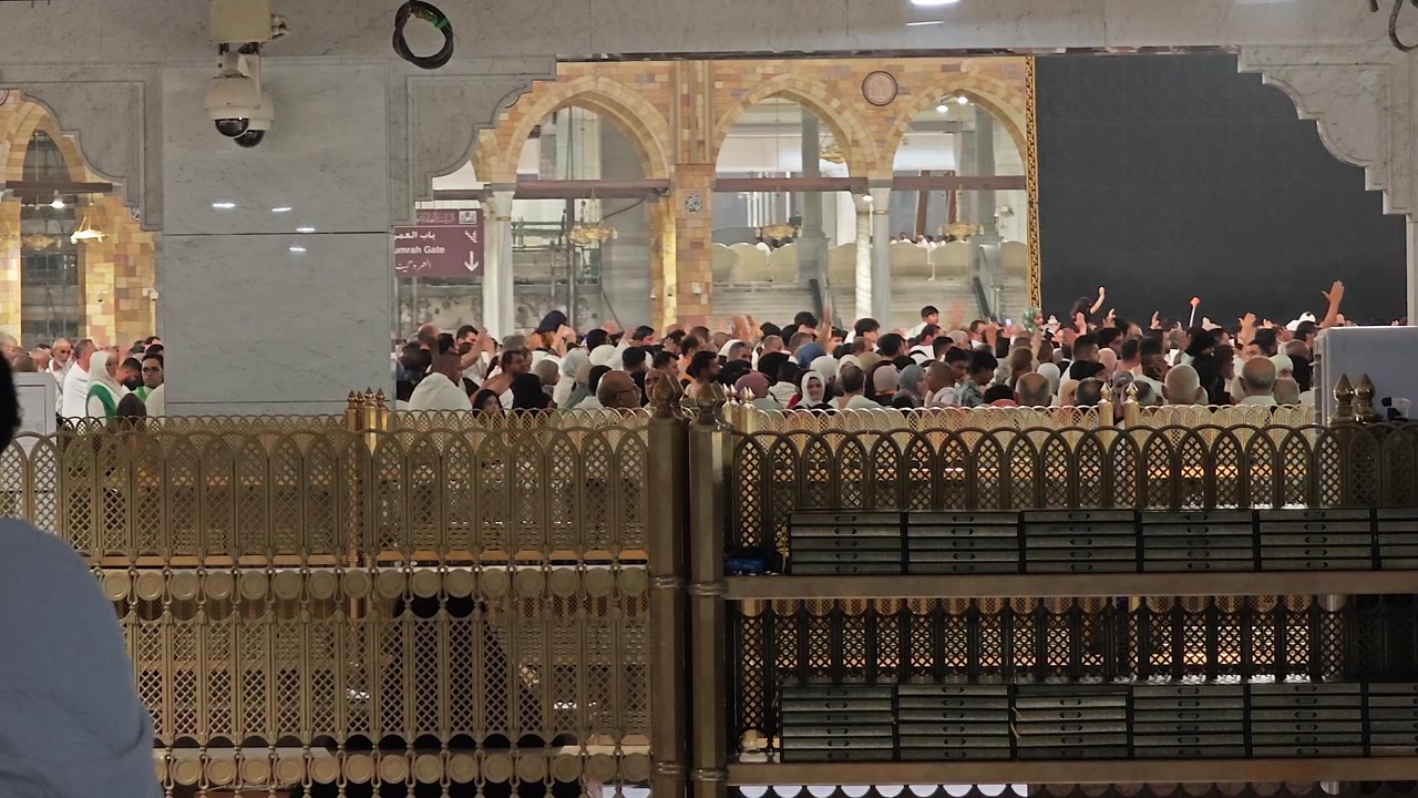 Folla di pellegrini in preghiera alla Grande Moschea della Mecca
