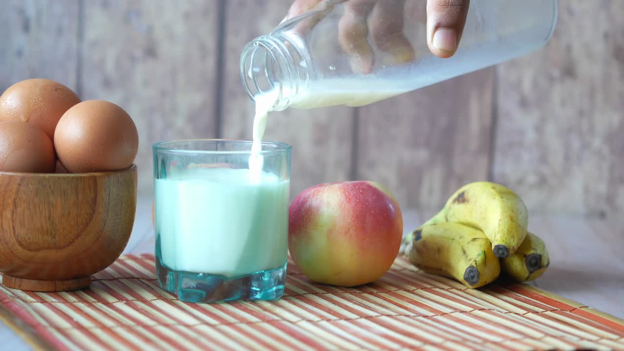 desayuno saludable con leche, huevos, frutas