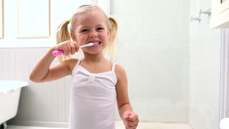 una niña linda cepillándose los dientes