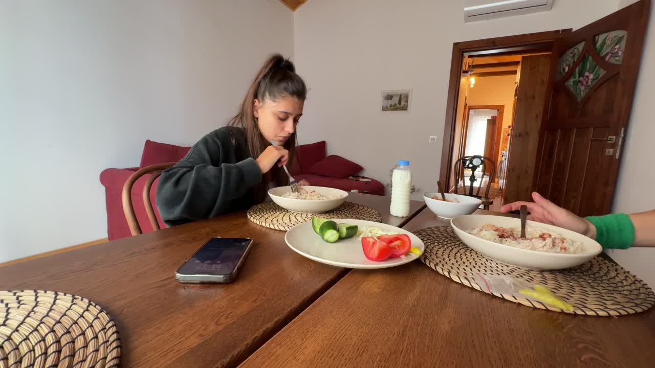pareja disfrutando de una comida juntos en casa