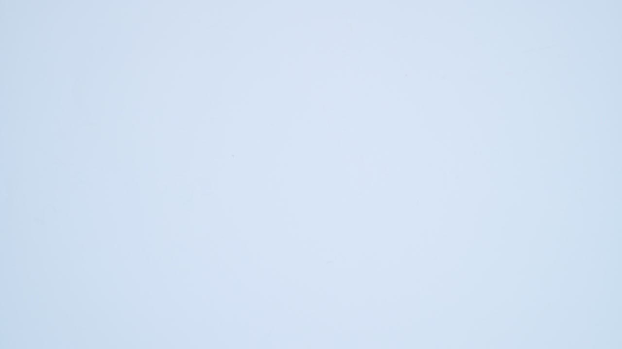 una pila de libros antiguos de tapa dura que llenan la mesa se mueve, se coloca plana, se detiene el movimiento.