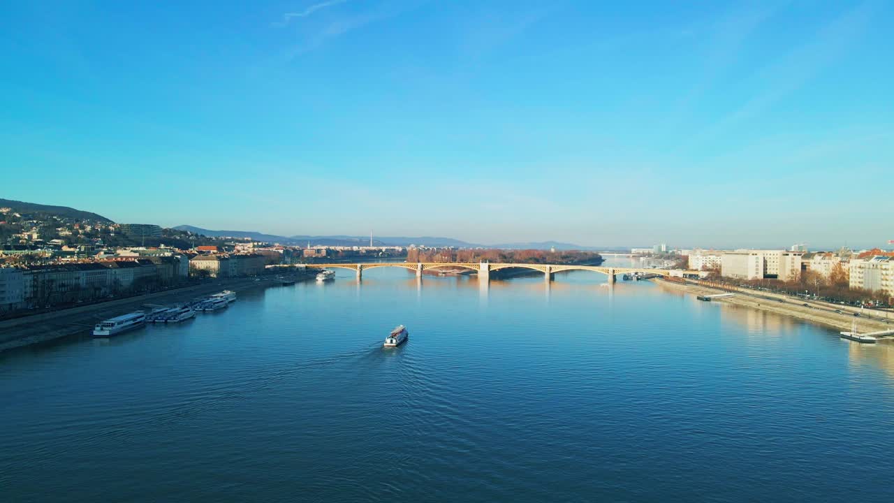 Vue aérienne panoramique du Danube à Budapest avec circulation de bateaux, ponts et horizon urbain calme