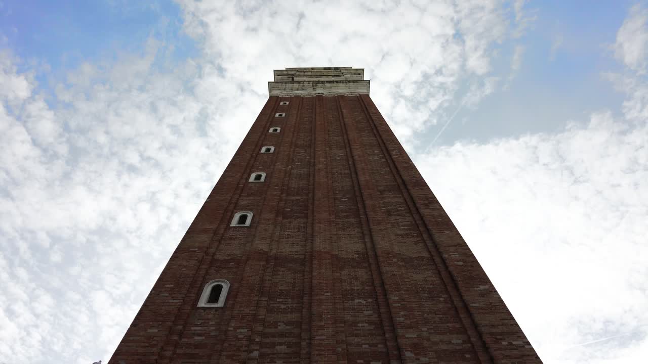 imponente campanario de la catedral de la basílica de san marcos en venecia, italia