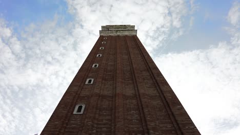 Imponente-Campanario-De-La-Catedral-De-La-Basílica-De-San-Marcos-En-Venecia,-Italia