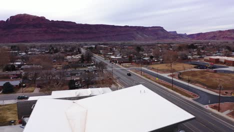 Vista-Aérea-De-Las-Casas-Del-Tracto-En-Midway-Utah-En-Invierno