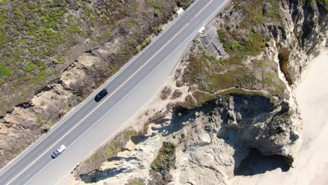 Drohnenvideo-Von-Oben,-Von-Einer-Straße,-Die-Von-Autos-Und-Bussen-Befahren-Wird,-Daneben-Die-Küste-In-San-Mateo,-Kalifornien