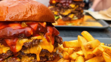 comida de hamburguesas de queso de cuatro capas y papas fritas en bandejas