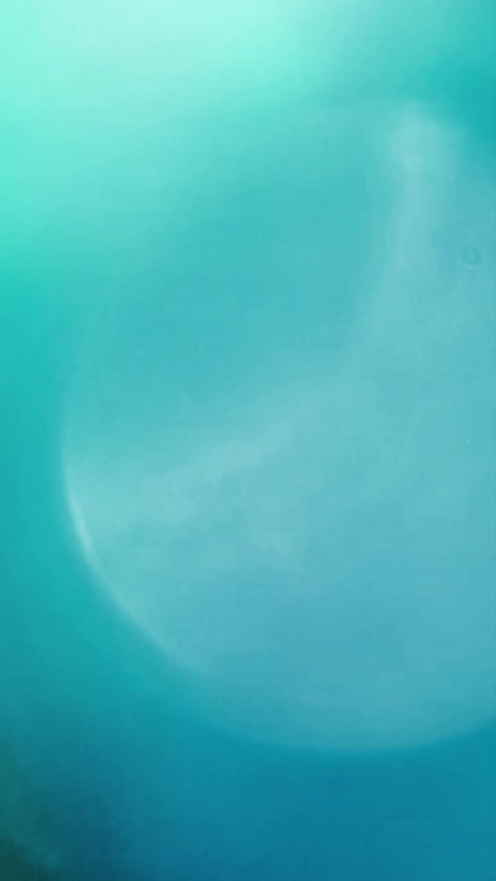Fughe di luce e bagliori astratti nei toni verde acqua e verde