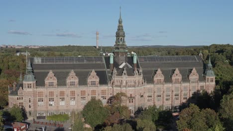 vista aérea de nordiska museet en una noche soleada con bosque y kaknästornet en el fondo en djurgården en estocolmo, suecia