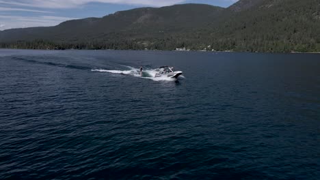 toma en órbita de wakeboarder y remolcador, lago flathead, montana