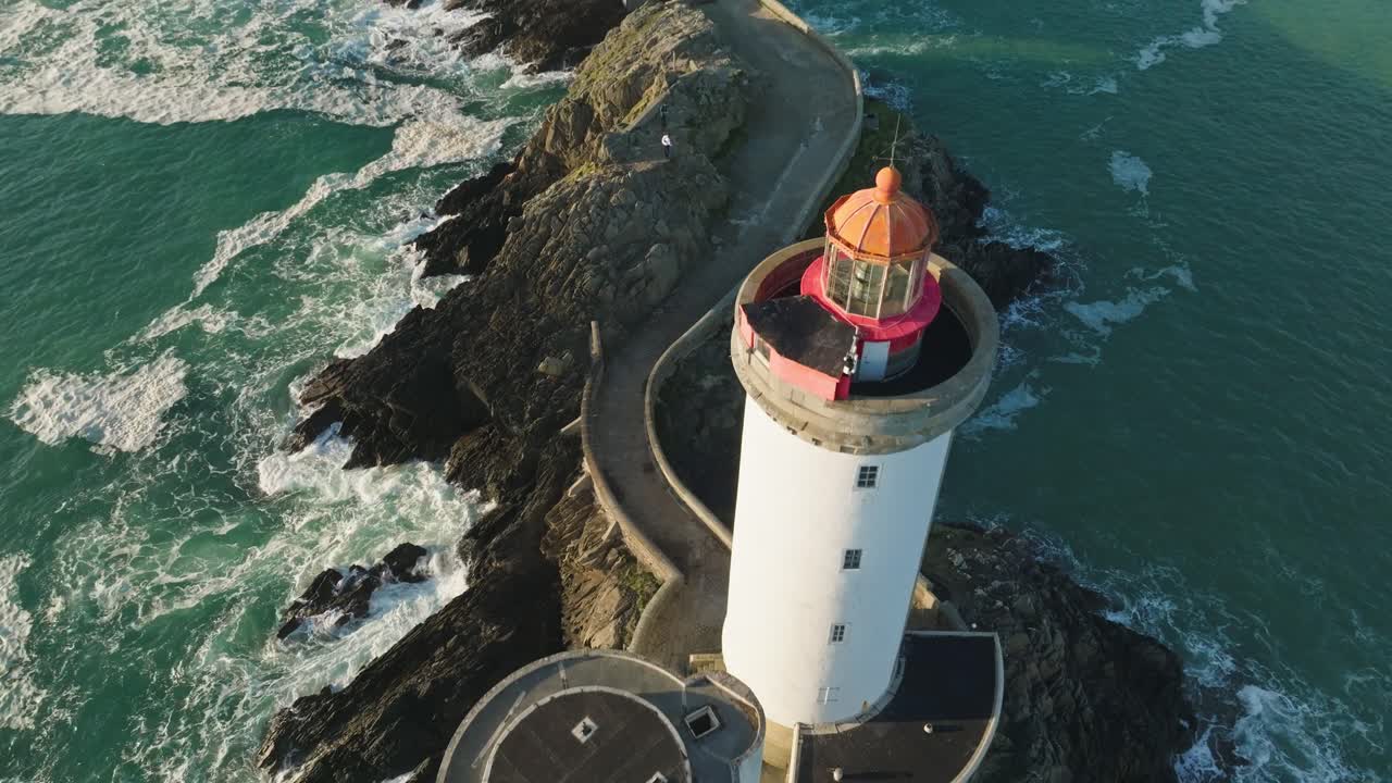 маяк phare du petit minou во время захода солнца