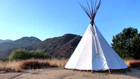 Tipi-Indio-Nativo-En-Las-Montañas-De-Los-ángeles,-California