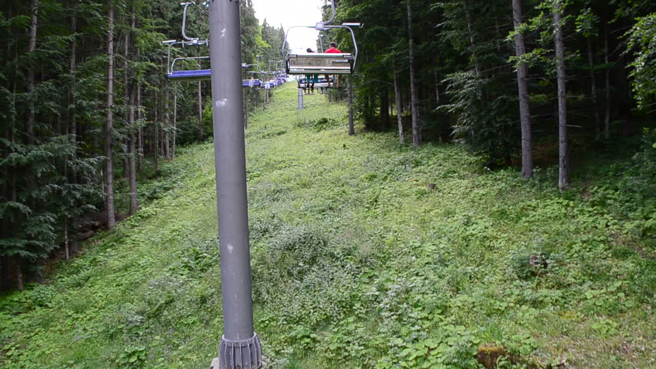 Passeggiata sullo skilift. Paesaggio montano estivo.