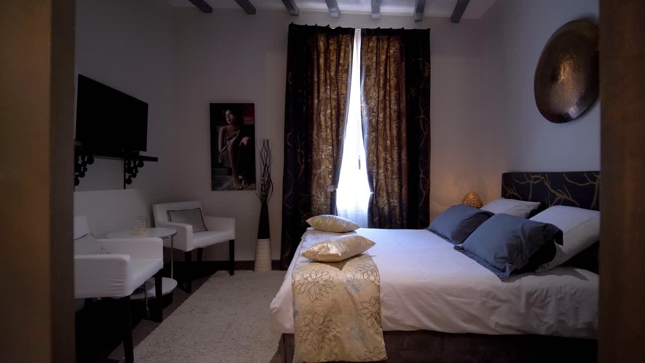 una habitacion de cama doble con dos plazas y un tipo de television para airbnb