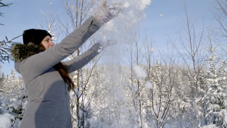 Schneeballschlachtspaß:-Mädchen-Wirft-Schneebälle-In-Den-Himmel-Und-Freut-Sich