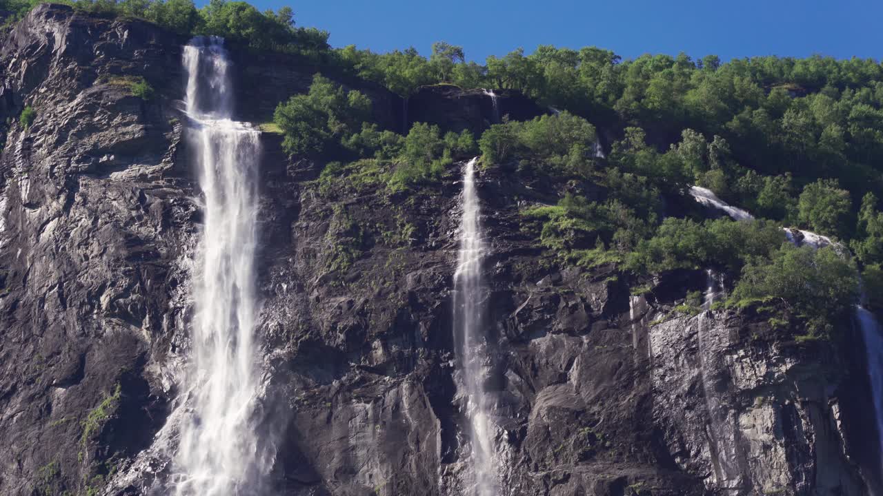 la cascada de las hermanas sven - una característica icónica del fiordo de geiranger, noruega