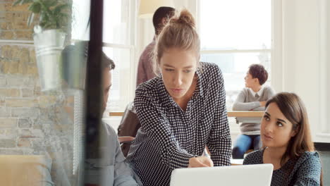 reunión de un equipo de negocios creativos en una oficina moderna de inicio líder de equipo femenino señalando a la pantalla discutiendo el trabajo en equipo de grupos de personas diversas