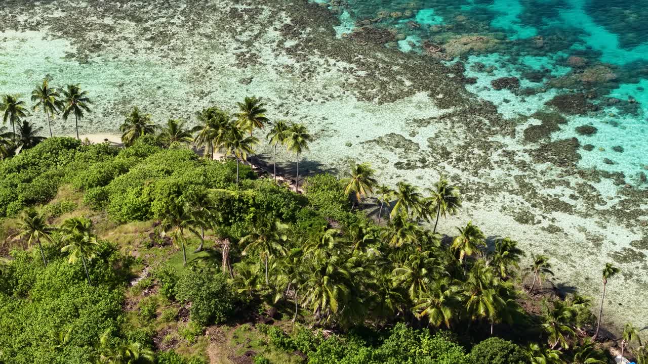 Droneoptagelse af 2. verdenskrigs kanoner og lagune med koralrev, Bora Bora-øen, Fransk Polynesien