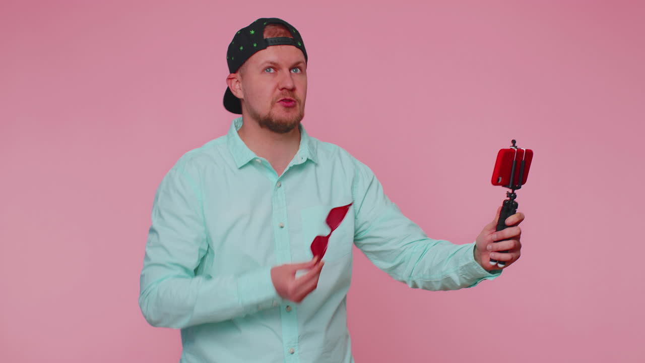 hombre blogger tomar selfie en el teléfono móvil selfie stick comunicarse llamada de video en línea con los suscriptores