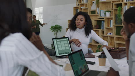 Junge-Afroamerikanische-Geschäftsleute-Treffen-Sich-Beim-Softwareentwicklerteam-Beim-Design-Mobiler-Anwendungen,-Beim-Brainstorming-Beim-Austausch-Kreativer-Ideen-Mithilfe-Eines-Tablet-Computers-Und-Bei-Der-Zusammenarbeit-Im-Startup-Büro