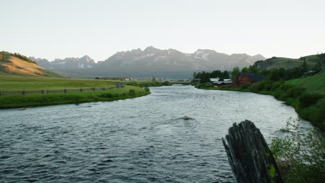 Río-Salmón-Bajo-Stanley-Idaho,-Paisaje-Primaveral