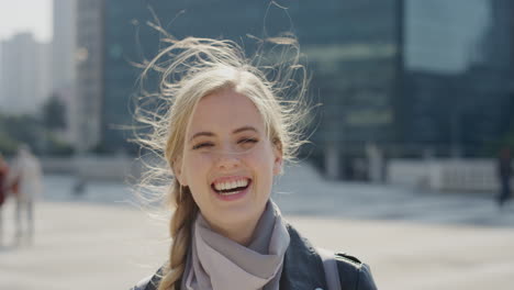 Retrato-Hermosa-Joven-Rubia-Estudiante-Riendo-Disfrutando-De-Un-Feliz-Estilo-De-Vida-Urbano-Día-Soleado-En-La-Ciudad-Alegre-Mujer-Caucásica-Usando-Bufanda