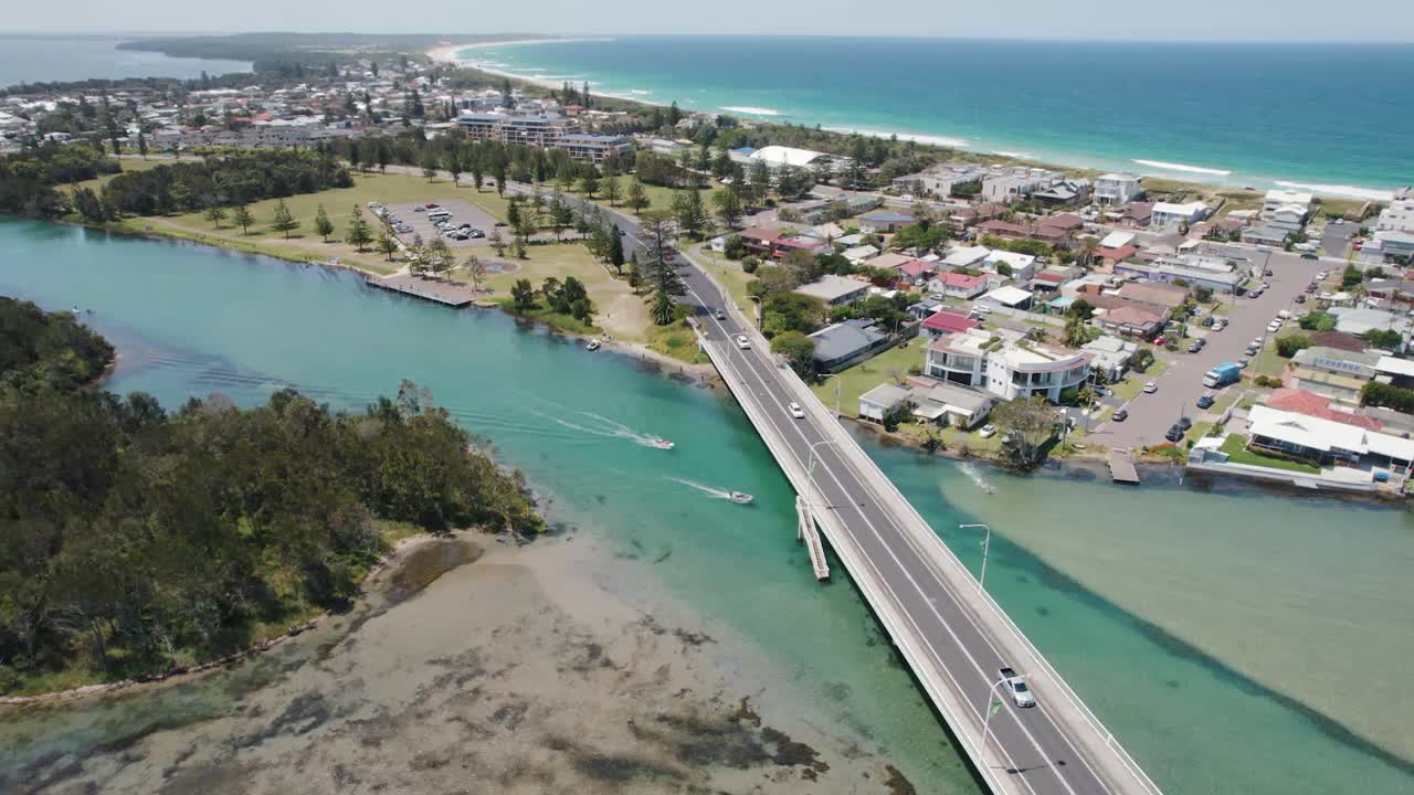 호주 뉴사우스웨일즈 북쪽 입구에 있는 수로에서 보트와 수영하는 사람들을 내려다보는 항공 샷