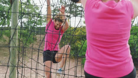 amigas disfrutando de hacer ejercicio en el campamento de entrenamiento juntas