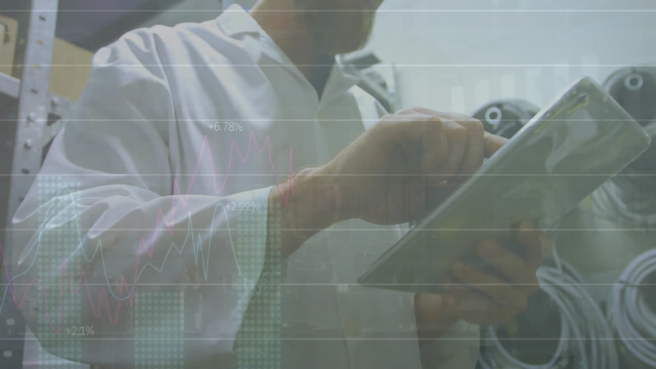 animación del procesamiento de datos sobre un trabajador caucásico usando una tableta