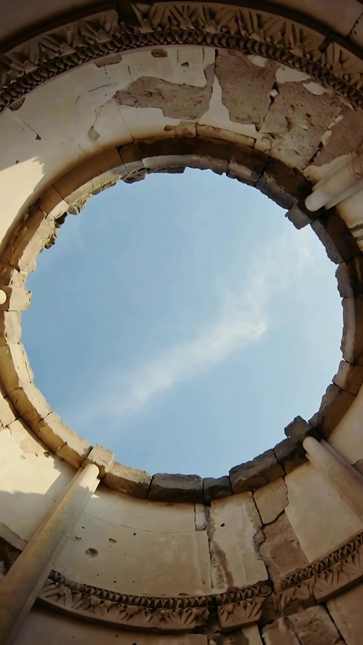 Video verticale: Telecamera che si inclina rivelando un oculo e colonne all'interno di una rotonda in rovina, mostrando il degrado.