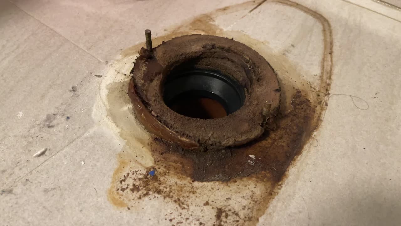 Guarnizione in cera rotta sotto il WC