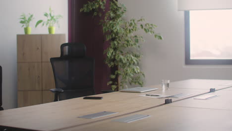 pregnant woman sitting at desk and starting her work day in the office