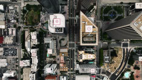 fotografía aérea de arriba que se eleva por encima de los rascacielos en la ciudad de los ángeles, california, ee.