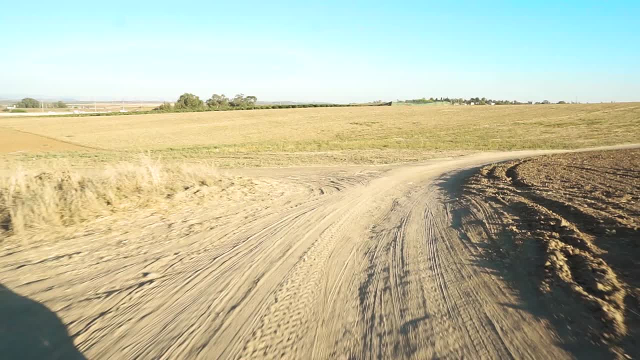 벨소리는 여름에 필드를 통해 여행