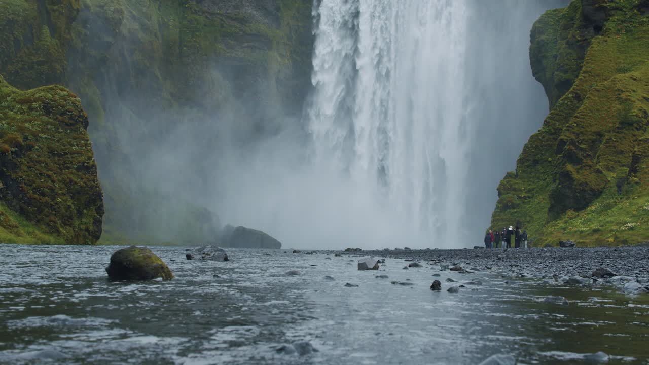 la cascada más famosa de skogafoss con el reflejo del río, islandia