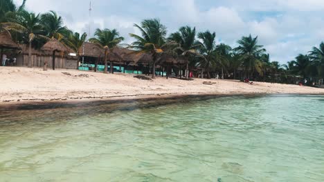 la costa y la playa de mahahual en méxico.