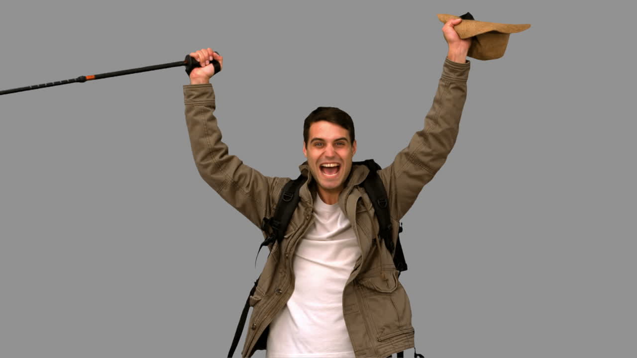 hombre alegre levantando su sombrero en la pantalla gris