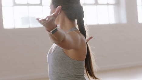 Schöne-Yoga-Frau,-Die-Einen-Gesunden-Lebensstil-übt-Und-Ihren-Flexiblen-Körper-Dehnt,-Genießt-Das-Training-Im-Studio-Und-Trainiert-Atemübungen-Bei-Sonnenaufgang