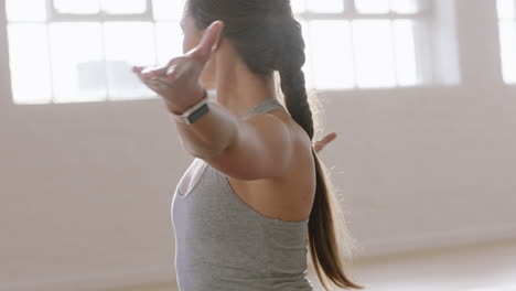 hermosa mujer de yoga ejercitando un estilo de vida saludable estirando el cuerpo flexible disfrutando del ejercicio en el estudio haciendo ejercicio de respiración al amanecer.