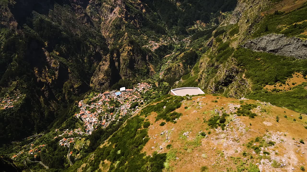 vista del campo desde el mirador de paredao, madeira, portugal, europa - toma aérea de drones
