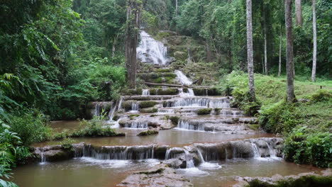 La-Cascada-De-Pha-Charoen-Del-Bosque-Profundo-En-El-Parque-Nacional-Es-Una-Atracción-Turística-Popular-En-El-Distrito-De-Phop-Phra,-Provincia-De-Tak,-Tailandia