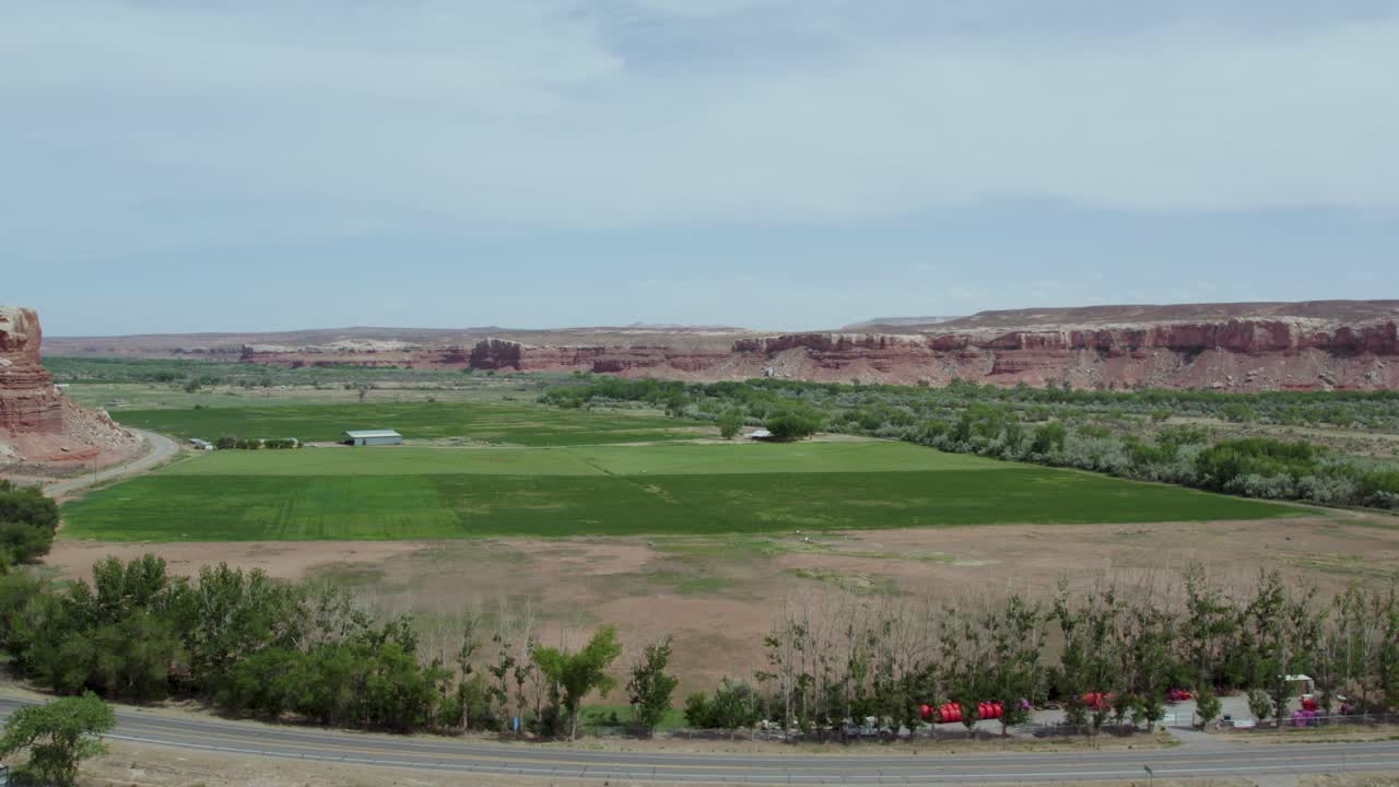 가뭄 동안 남서부 유타 사막의 녹색 농업 농지, 공중